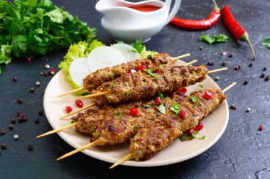 Lula kebap geleneksel Arapça yemektir. Siyah arka plan üzerine Ahşap şiş üzerinde et kebab.