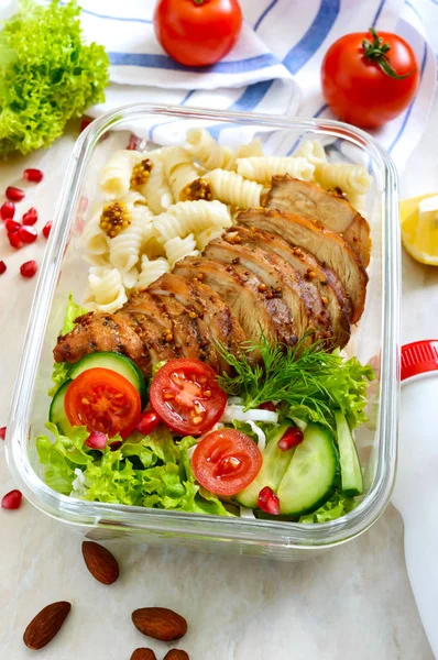 Almuerzo: rotini con pechuga de pollo al horno y ensalada. Delicioso. — Foto de Stock