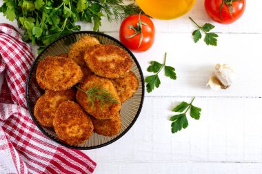 Beyaz ahşap arka planda sulu ev yapımı pirzola (sığır eti, domuz, tavuk).