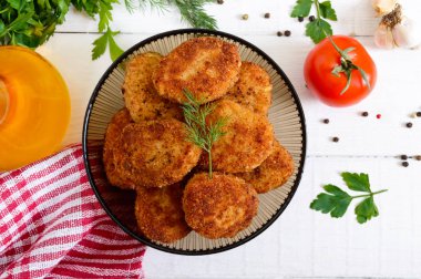 Beyaz ahşap arka planda sulu ev yapımı pirzola (sığır eti, domuz, tavuk).