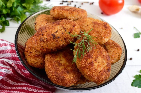 Sappige Zelfgemaakte Schnitzels Rundvlees Varkensvlees Kip Een Witte Houten Achtergrond — Stockfoto