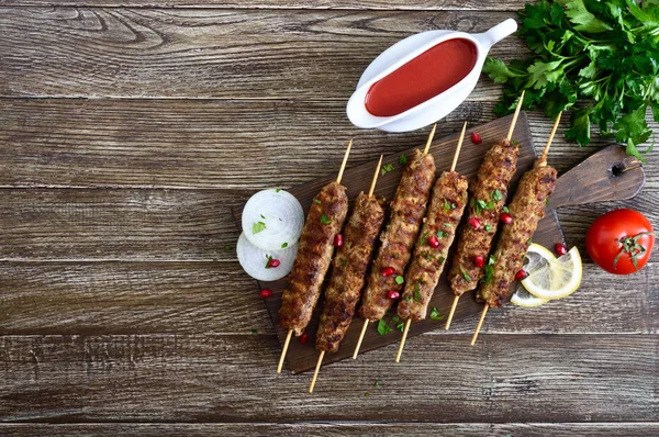 Läcker Lula Kebab Ett Trä Bord Hackat Kött Trä Spett — Stockfoto