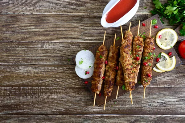 Ahşap Bir Masada Lezzetli Lula Kebap Ahşap Şiş Izgarada Doğranmış — Stok fotoğraf