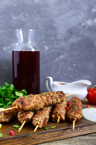 Läcker Lula Kebab Ett Trä Bord Hackat Kött Trä Spett — Stockfoto