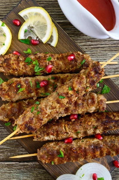 Ahşap Bir Masada Lezzetli Lula Kebap Ahşap Şiş Izgarada Doğranmış — Stok fotoğraf