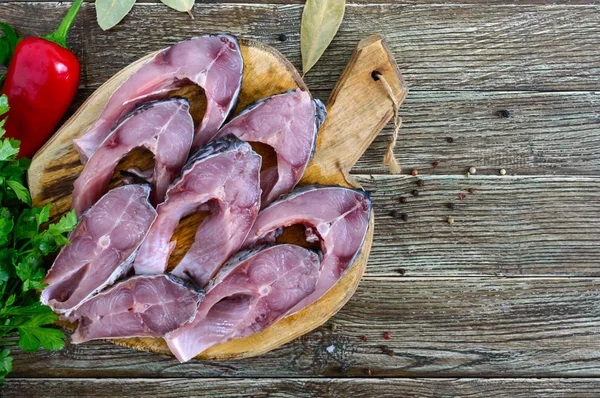 Rauwe Steaks Riviervissen Een Houten Snijplank Een Tafel Karper Klaar — Stockfoto