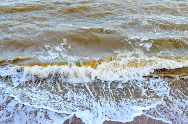 Fale Brzegu Fala Morska Bliska Piaszczystej Plaży Promieni Słonecznych — Zdjęcie stockowe