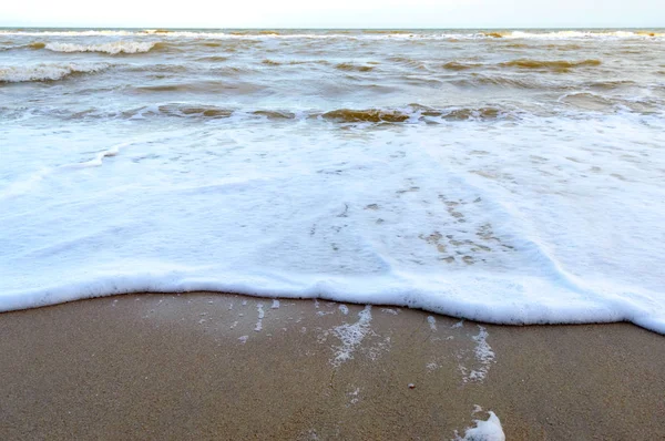 Fale Brzegu Fala Morska Bliska Piaszczystej Plaży Promieni Słonecznych — Zdjęcie stockowe