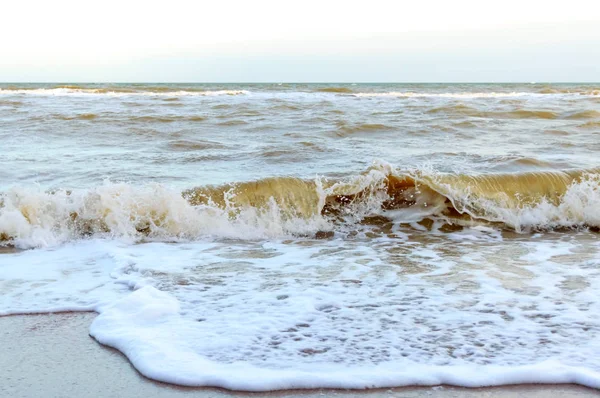 岸边的波浪 在阳光照射的沙滩上 海浪近在咫尺 — 图库照片