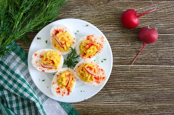 Яичница Вкусная Закуска Вареные Яйца Желтком Горчицей Майонезом Паприкой Классический — стоковое фото