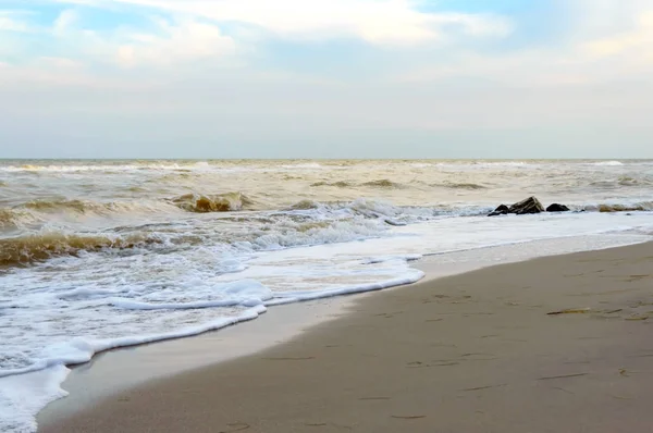 Fale Brzegu Fala Morska Bliska Piaszczystej Plaży Promieni Słonecznych — Zdjęcie stockowe