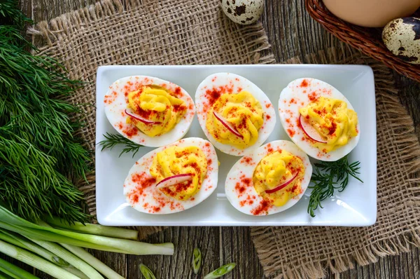 Huevos Asquerosos Delicioso Aperitivo Huevos Cocidos Rellenos Yema Mostaza Mayonesa — Foto de Stock