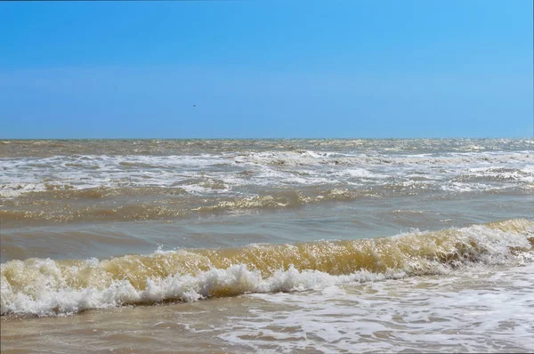 Fale Brzegu Fala Morska Światłem Słonecznym Piękny Widok Morze Błękitne — Zdjęcie stockowe