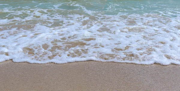 Miękkie Fale Błękitnego Morza Słońcu Piaszczystej Plaży Tropikalna Piaszczysta Plaża — Zdjęcie stockowe