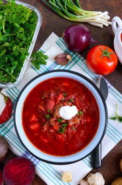 Borsch bir kase ve hazırlanması için ürünler geleneksel bir Ukrayna yemeğidir. Üst görünüm, düz yatıyordu.