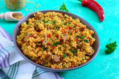 Tavuk lu ve sebzeli bulgur. Parlak bir arka plan üzerinde lezzetli sağlıklı sıcak salata. Bulgur pilavı. Yakın çekim