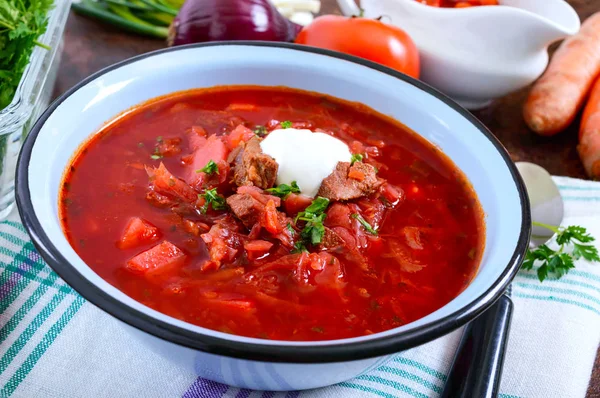 Borsch bir kase ve hazırlık için ürünler geleneksel bir Ukrayna yemeğidir.