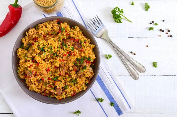 Delicioso Bulgur Con Verduras Carne Verduras Sobre Una Mesa Madera — Foto de Stock