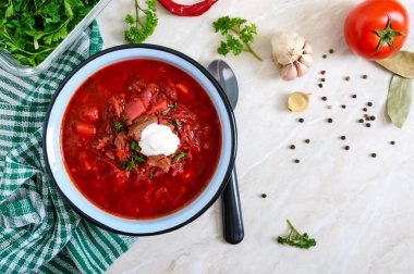 Borsch masada bir kase geleneksel Ukrayna yemeğidir. Lezzetli ve sağlıklı bir öğle yemeği. Üst görünüm, düz yatıyordu.