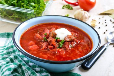 Borsch masada bir kase geleneksel Ukrayna yemeğidir. Lezzetli ve sağlıklı öğle yemeği.