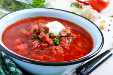Borsch masada bir kase geleneksel Ukrayna yemeğidir. Lezzetli ve sağlıklı öğle yemeği.