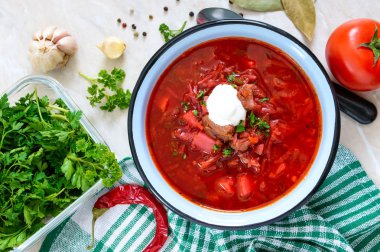 Borsch masada bir kase geleneksel Ukrayna yemeğidir. Lezzetli ve sağlıklı bir öğle yemeği. Üst görünüm, düz yatıyordu.