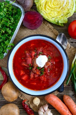 Borsch masada bir kase geleneksel Ukrayna yemeğidir. Lezzetli ve sağlıklı bir öğle yemeği. Üst görünüm, düz yatıyordu.