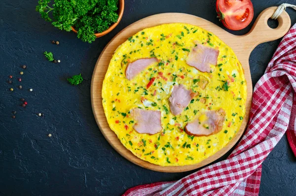 Omelet Met Ham Kaas Greens Een Houten Plank Een Zwarte — Stockfoto