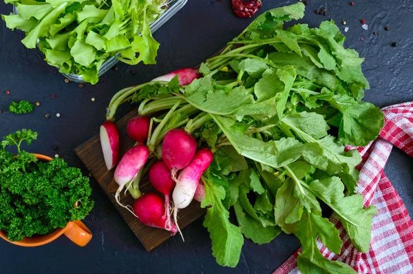 Frisches Bio Gemüse Radieschen Lockige Petersilie Junger Salat Auf Schwarzem — Stockfoto
