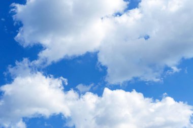 Bulutlarla dolu güzel mavi gökyüzü. İyi havalarda bulutlu gökyüzü.