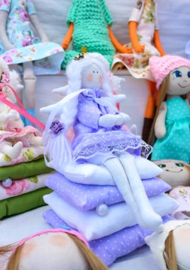 Bez bebek büyük bir ürün yelpazesine. El yapımı bebekler, tildes. Eko oyuncaklar. Fuar - halk esnafı sergisi.