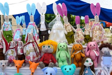 Bez bebek büyük bir ürün yelpazesine. El yapımı bebekler, tildes. Eko oyuncaklar. Fuar - halk esnafı sergisi.