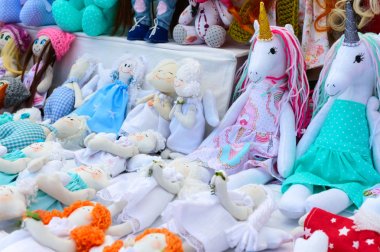Bez bebek büyük bir ürün yelpazesine. El yapımı bebekler, tildes. Eko oyuncaklar. Fuar - halk esnafı sergisi.