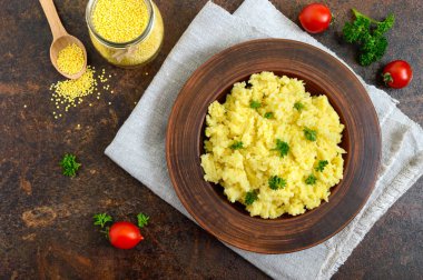Bir kil kase yararlı darı lapası. Lenten menüsü. Vegan Yemekler
