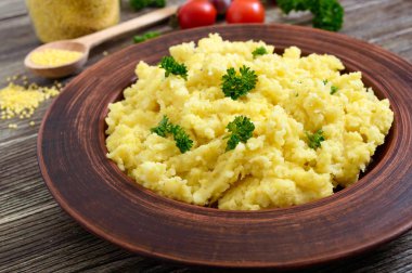 Bir kil kase yararlı darı lapası. Lenten menüsü. Vegan Yemekler