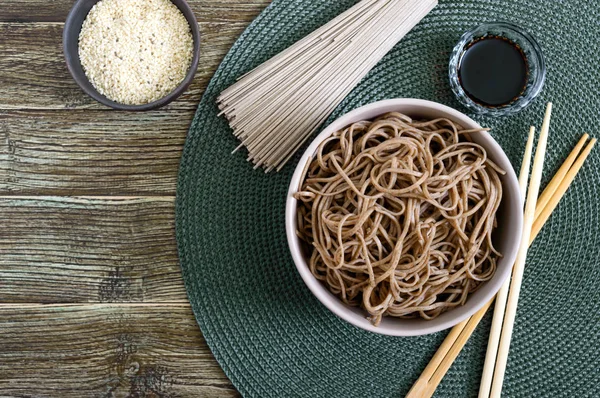 麦片面 与酱和芝麻 日本料 传统的亚洲美食 面条从麦片面粉 顶视图 — 图库照片