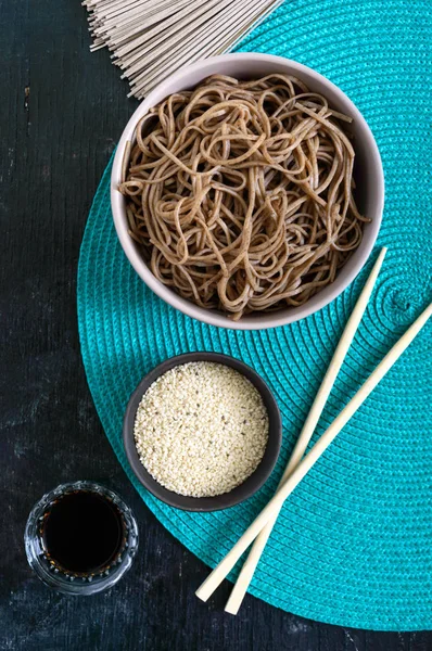 麦片面 与酱和芝麻 日本料 传统的亚洲美食 面条从麦片面粉 顶视图 — 图库照片