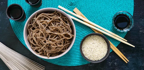 麦片面 与酱和芝麻 日本料 传统的亚洲美食 面条从麦片面粉 顶视图 — 图库照片