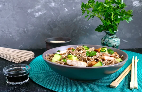 Soba Fría Con Pollo Pepinos Frescos Salsa Sésamo Ensalada Fría — Foto de Stock