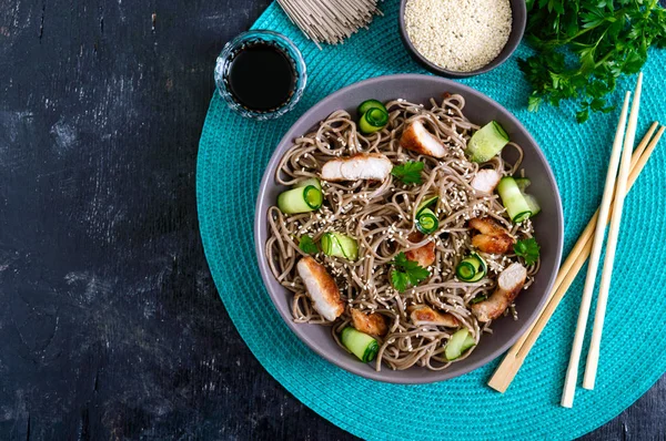 Soba Dingin Dengan Ayam Mentimun Segar Saus Dan Wijen Salad — Stok Foto