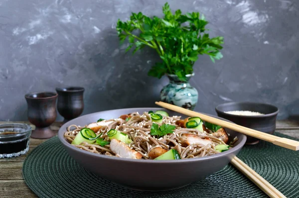 Soba Dingin Dengan Ayam Mentimun Segar Saus Dan Wijen Salad — Stok Foto