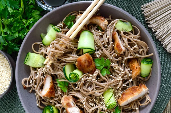 Kall Soba Med Kyckling Färska Gurkor Sås Och Sesam Klassisk — Stockfoto