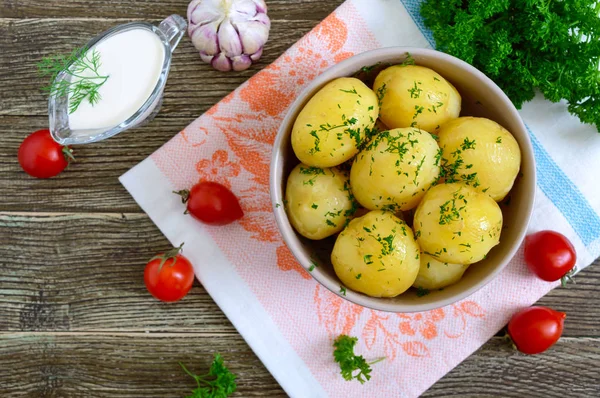 Ízletes Főtt Fiatal Burgonya Vajjal Kapros Egy Tálba Egy Fából — Stock Fotó