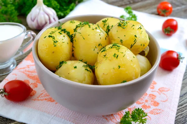 Patate Giovani Bollite Saporite Con Burro Aneto Una Ciotola Tavolo — Foto Stock