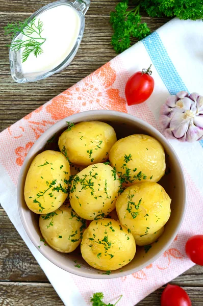 Batatas Jovens Fervidas Saborosas Com Manteiga Endro Boliche Uma Mesa — Fotografia de Stock