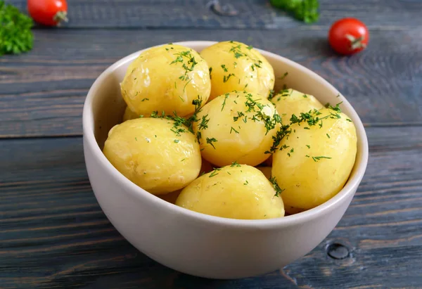 Batatas Jovens Cozidas Saborosas Com Manteiga Endro Uma Tigela Fundo — Fotografia de Stock