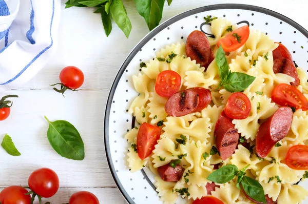 Sabrosa Farfalle Pasta Con Salchichas Parrilla Tomates Cherry Frescos Albahaca — Foto de Stock