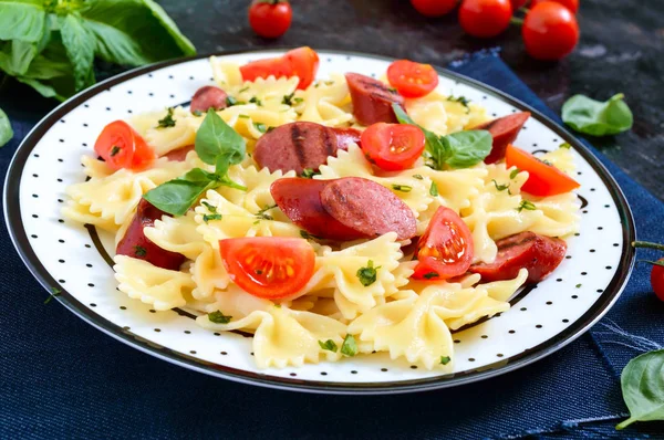 Sabrosa Farfalle Pasta Con Salchichas Parrilla Tomates Cherry Frescos Albahaca — Foto de Stock