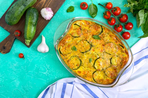 Courgette Kaas Eieren Room Groene Braadpan Een Transparante Glazen Vorm — Stockfoto