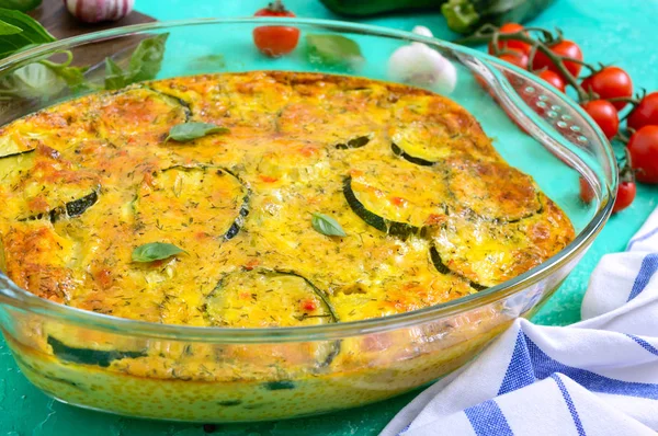 Zucchini Käse Eier Sahne Und Grüne Auflaufform Transparenter Glasform Auf — Stockfoto